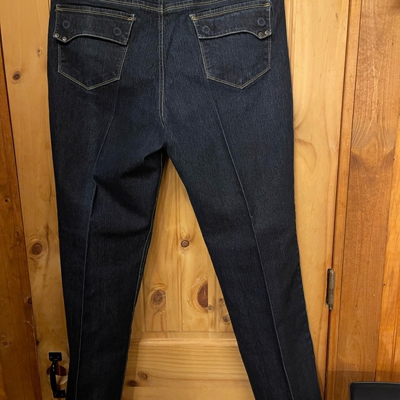 Gloria Vanderbilt - Picture 3 of 6